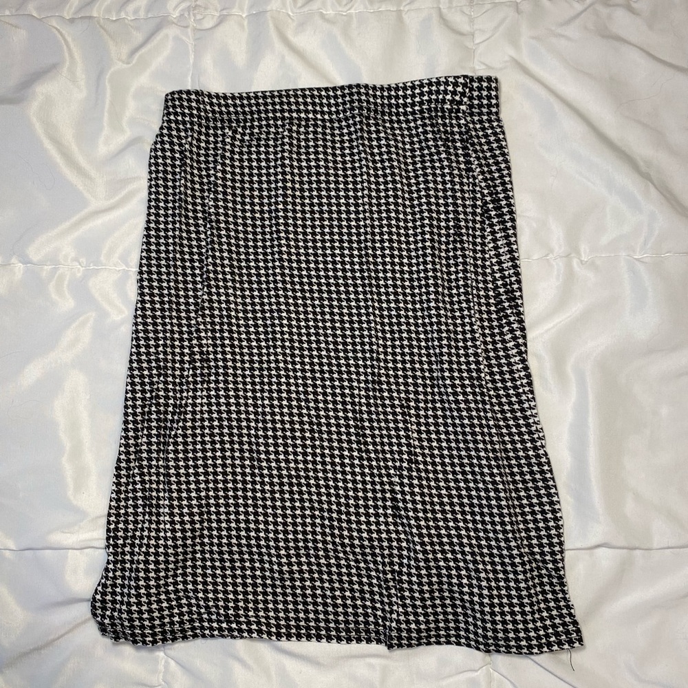 Houndstooth patterned skirt